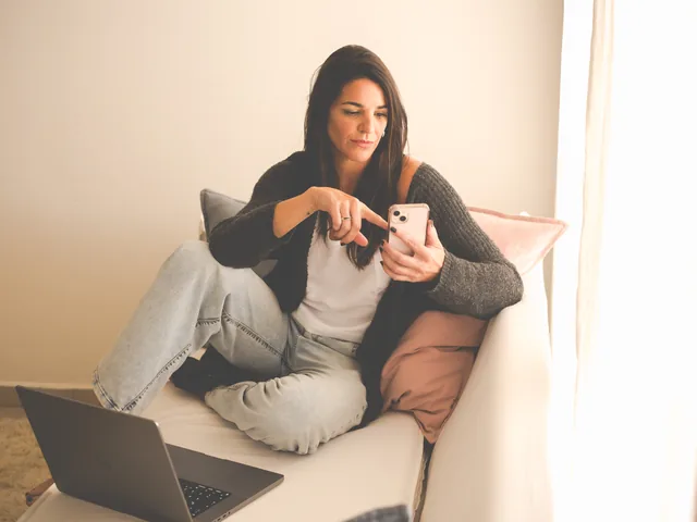 Violeta Lunar trabajando con su notebook y su teléfono