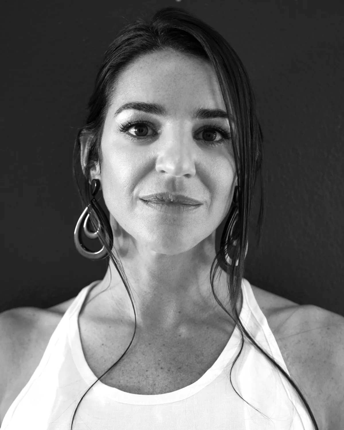Violeta Lunar, asesora en marketing y estrategia comercial, mirando a cámara