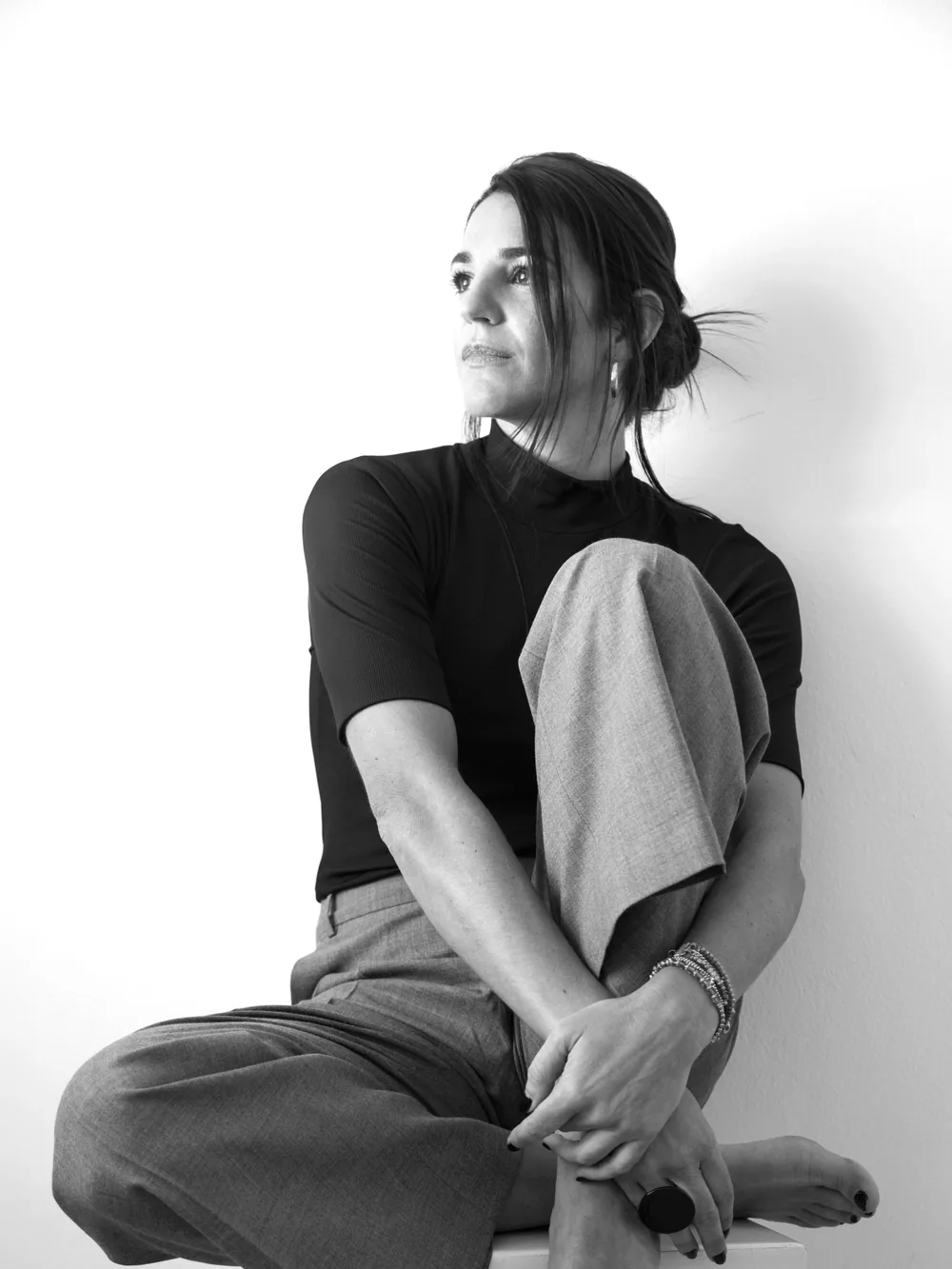 Violeta Lunar sentada, retrato editorial en blanco y negro